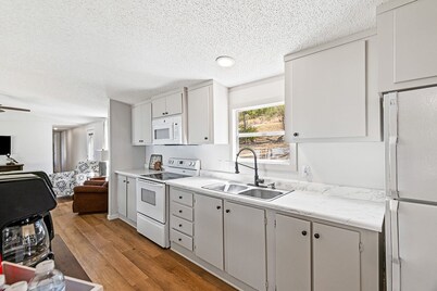 Newly renovated lakehouse sleeps 7 with boathouse, fenced yard and kayaks