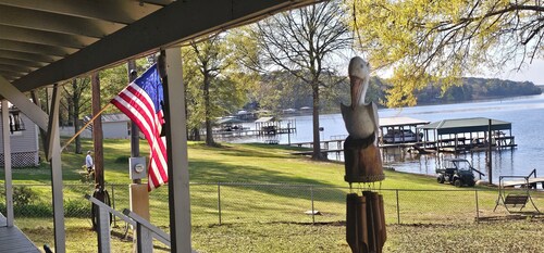 Newly renovated lakehouse sleeps 7 with boathouse, fenced yard and kayaks