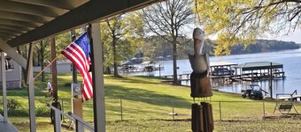 Newly renovated lakehouse sleeps 7 with boathouse, fenced yard and kayaks