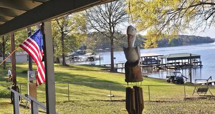 Newly renovated lakehouse sleeps 7 with boathouse, fenced yard and kayaks