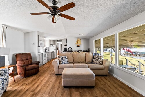 Newly renovated lakehouse sleeps 7 with boathouse, fenced yard and kayaks