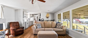 Newly renovated lakehouse sleeps 7 with boathouse, fenced yard and kayaks