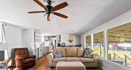 Newly renovated lakehouse sleeps 7 with boathouse, fenced yard and kayaks