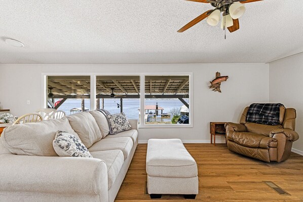 Smart TV, fireplace - Newly renovated lakehouse sleeps 7 with boathouse, fenced yard and kayaks (Downsville)
