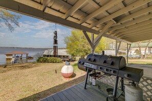 Terrace/patio - Newly renovated lakehouse sleeps 7 with boathouse, fenced yard and kayaks (Downsville)