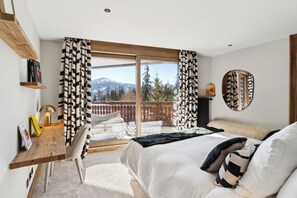 4 bedrooms, iron/ironing board, internet, bed sheets