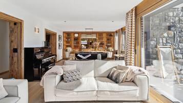 Télévision, cheminée, lecteur de DVD