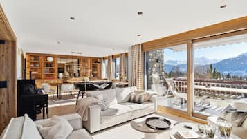 Fernseher, Kamin, DVD-Player