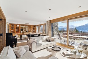 TV, fireplace, DVD player