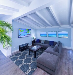 Living area - Walk to the Beach (Sarasota)