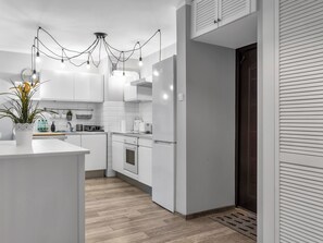 Réfrigérateur, micro-ondes, four, plaque de cuisson