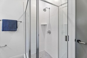 Shower - Spacious Studio Suite, Downtown Durham (Durham)
