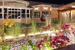 Property grounds - Charming 3-bedroom farmhouse in fabulous Ras Al-Khaimah with AC, WiFi (Ras Al-Khaimah)