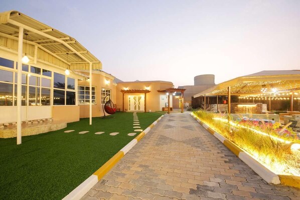 Property grounds - Charming 3-bedroom farmhouse in fabulous Ras Al-Khaimah with AC, WiFi (Ras Al-Khaimah)