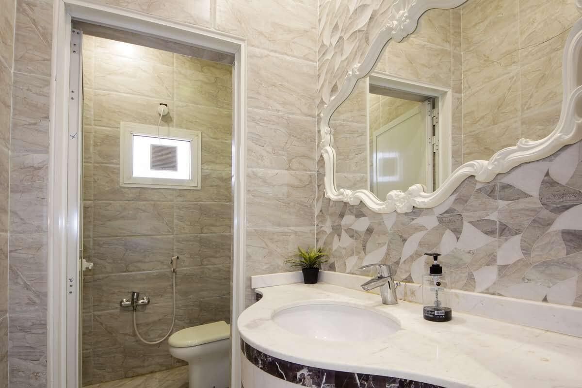 Douche, bidet, serviettes fournies, savon