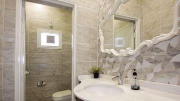 Douche, bidet, serviettes fournies, savon