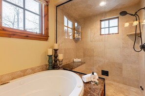 Douche, baignoire Ă jets, sĂšche-cheveux, serviettes fournies