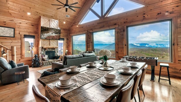 Interior - Top of the World: Summer deals-Theater-hot tub-arcade games-million dollar views (Sevierville)