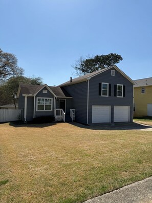 Exterior - 3-bedroom  Charming House in Fabulous Marietta Great Backyard, quiet and relax!! (Marietta)
