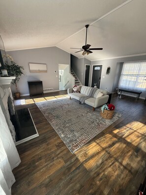 Smart-tv, een open haard en boeken