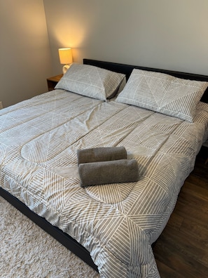 3 bedrooms, desk, iron/ironing board, free WiFi