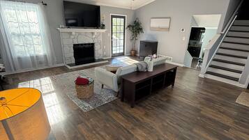 智能电视、壁炉、书