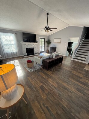 TV connectée, cheminée, livres