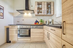 Fridge, oven, stovetop, dishwasher - Störtebekerstraße 14 - Apartment 6 - Cozy vacation apartment in Zingst - Only 300 (Zingst (Ostseeheilbad))