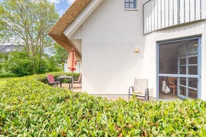 Outdoor dining - Störtebekerstraße 14 - Apartment 6 - Cozy vacation apartment in Zingst - Only 300 (Zingst (Ostseeheilbad))