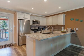 Fridge, microwave, oven, stovetop - Pet Friendly 2-bedroom condo in charming Port Aransas with AC, WiFi (Port Aransas)