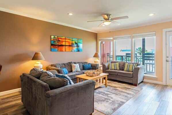 Smart TV - Pet Friendly 2-bedroom condo in charming Port Aransas with AC, WiFi (Port Aransas)