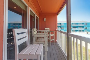 Property grounds - Pet Friendly 2-bedroom condo in charming Port Aransas with AC, WiFi (Port Aransas)