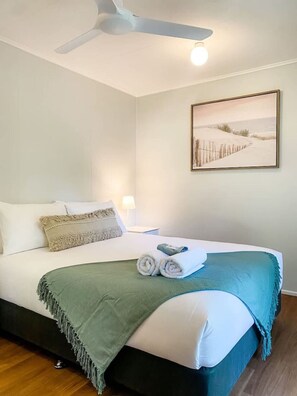 2 bedrooms, iron/ironing board, free WiFi, bed sheets - Beachside on Burkitt - duex (Bargara)