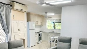 Een moderne woonkamer met een bank, fauteuils en een salontafel.