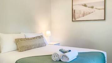 2 bedrooms, desk, WiFi