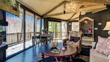 Een televisie en een open haard