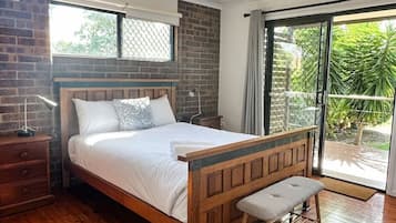 4 bedrooms, iron/ironing board, free WiFi, bed sheets