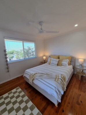 4 chambres, bureau, fer et planche à repasser, lit de bébé portatif