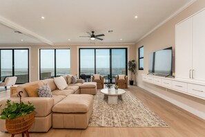 Smart-TV, peis, stereoanlegg og kontorer