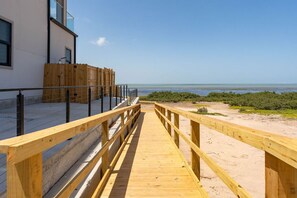 Property grounds - Newly Built Large Bayfront Home w Pool, only 15 Min from SPI (Port Isabel)