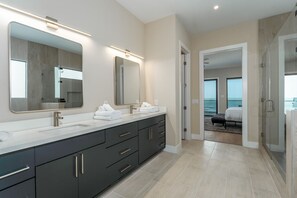 5 bedrooms, free WiFi, bed sheets - Newly Built Large Bayfront Home w Pool, only 15 Min from SPI (Port Isabel)