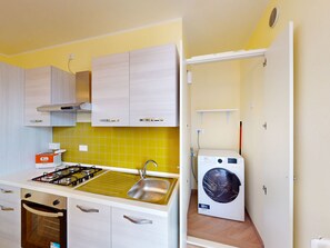 Een koelkast, een microgolfoven, een oven