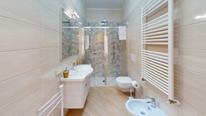 Douche, sĂšche-cheveux, bidet