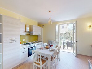 Kylskåp, mikrovågsugn, ugn och kaffe- och tebryggare