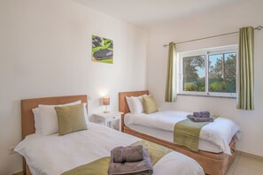 5 bedrooms, iron/ironing board, free WiFi, bed sheets