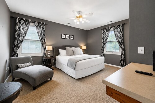 *Caboose*Downtown Blue Ridge|Southern Charm Suites