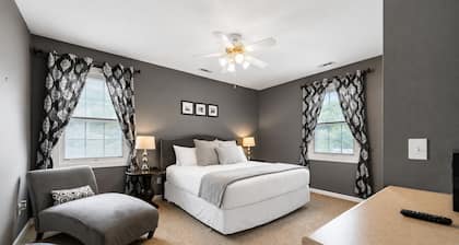 *Caboose*Downtown Blue Ridge|Southern Charm Suites