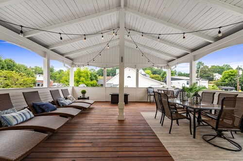 *Depot*Downtown Blue Ridge|Southern Charm Suites