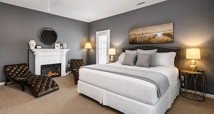 *Depot*Downtown Blue Ridge|Southern Charm Suites