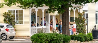 *Depot*Downtown Blue Ridge|Southern Charm Suites